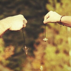 Oczyszczanie energetyczne osób z użyciem wahadełka